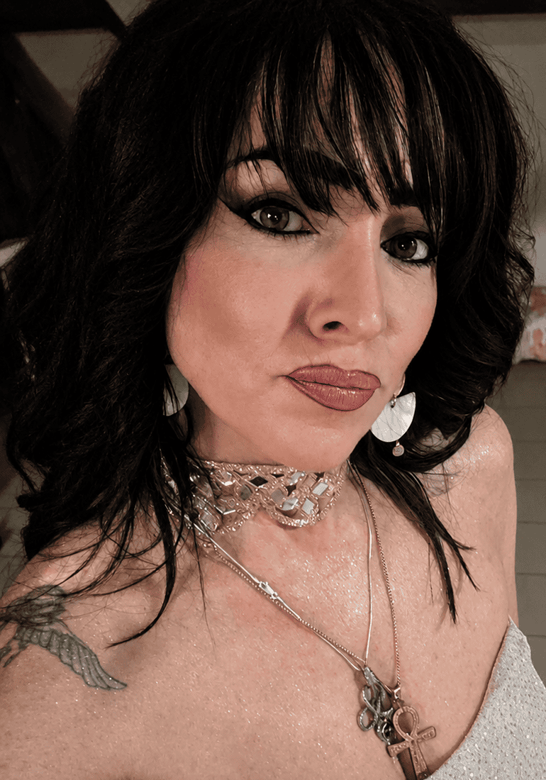 Photo de Lætitia cheveux détachés, tenue de médium